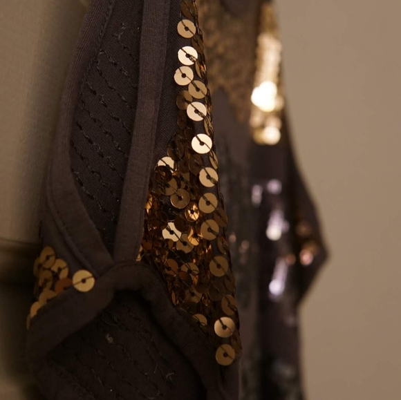 Open shoulder top with sequin colorblocking - Picture 3 of 3